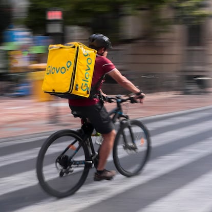 GRAFCVA8533 VALENCIA, 21/09/2022.- La Inspección de Trabajo comenzó el pasado lunes a notificar actas de infracción y liquidación a la empresa Glovo en Barcelona y Valencia, que suponen la imposición de casi 79 millones de euros en multas por tener a 10.614 trabajadores como falsos autónomos.En la imagen, un repartidor de Glovo, hoy en las calles de Valencia.EFE/ Juan Carlos Cárdenas