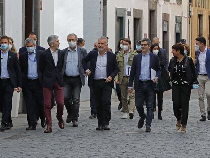 El presidentes de Canarias, Ángel Víctor Torres, en el centro, junto a los ministros Félix Bolaños, Isabel Rodríguez y Fernando Grande-Marlaska, este sábado en Santa Cruz de La Palma.
