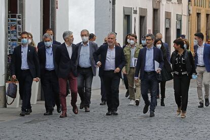 El presidentes de Canarias, Ángel Víctor Torres, en el centro, junto a los ministros Félix Bolaños, Isabel Rodríguez y Fernando Grande-Marlaska, este sábado en Santa Cruz de La Palma.