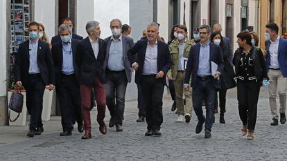 El presidentes de Canarias, Ángel Víctor Torres, en el centro, junto a los ministros Félix Bolaños, Isabel Rodríguez y Fernando Grande-Marlaska, este sábado en Santa Cruz de La Palma.