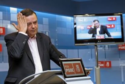 El portavoz del PSN en el parlamento de Navarra, Juan José Lizarbe, durante la conferencia de prensa en la que ha anunciado la crisis de Gobierno.