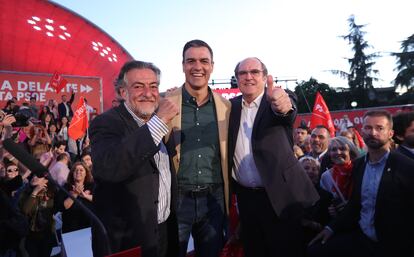 Pedro Sánchez, entre José Vicente Pepu Hernández y Ángel Gabilondo, en un mitin de la campaña de 2019.
