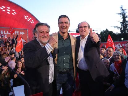 Pepu Hernández, Pedro Sánchez y Ángel Gabilondo (de izquierda a derecha), en el cierre de la campaña del PSOE para las elecciones autonómicas y municipales en Madrid en 2019.