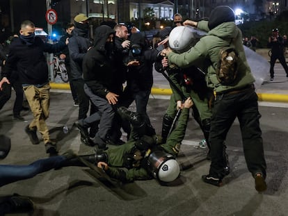 Enfrentamiento entre policías y manifestantes, este viernes en Atenas.