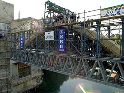 Reconstrucción del puente de Mostar (90 kilómetros al sur de Sarajevo), destruido en la guerra.