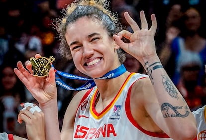 Laura Nicholls, con la medalla de oro del Eurobasket de 2019. feb