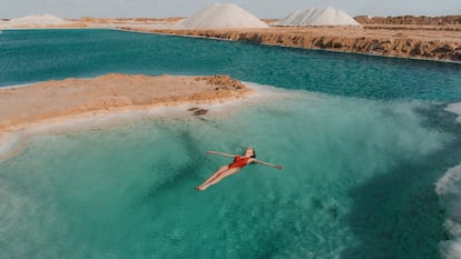 Mujer nadando en un lago salado en el oasis de Siwa (Egipto).