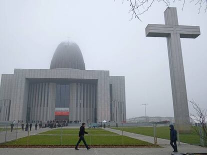 Un grupo de personas acuden a la iglesia del Templo de la Divina Providencia el pasado 11 de noviembre en Varsovia, Polonia. 