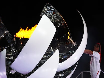 La japonesa Naomi Osaka enciende el pebetero olímpico en la ceremonia de inauguración, en el estadio de Tokio.
