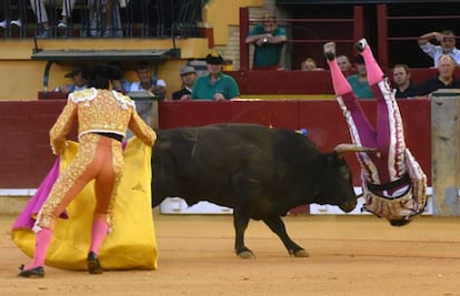 Una secuencia de la muy grave cornada sufrida por Mariano de la Viña.