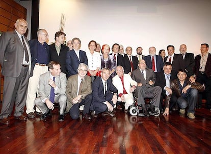 Joaquim Ibarz (primero por la izquierda), en el homenaje a Manu Leguineche (en silla de ruedas).