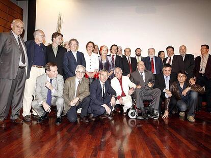Joaquim Ibarz (primero por la izquierda), en el homenaje a Manu Leguineche (en silla de ruedas).