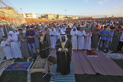 Varios hombres se reúnen para rezar durante la celebración del Eid al-Adha, o Fiesta del Sacrificio, una de las festividades más sagradas de la religión musulmana en la que se sacrifican animales y se dividen en tres partes, para la familia, los amigos y los pobres, en Amán (Jordania).