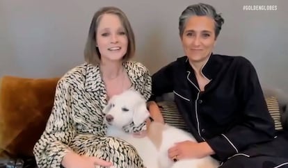 Jodie Foster y su mujer Alexandra Hedison, durante los Globos de Oro de 2021.