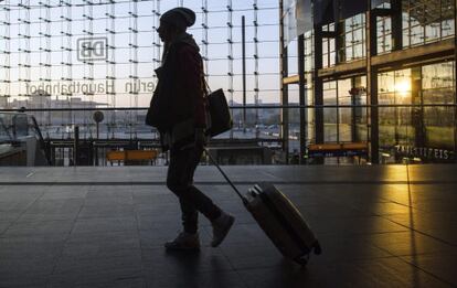 Una mujer camina por una estación vacía en Berlín este viernes.