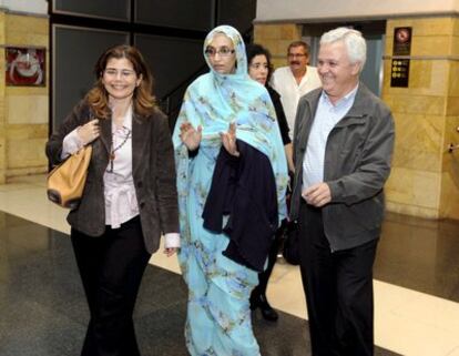 Haidar, junto a su abogada, Inés Miranda (izquierda), y el presidente de la Federación Estatal de Instituciones Solidarias con el Sáhara de España, Carmelo Ramírez, hoy en el aeropuerto de Gran Canaria.