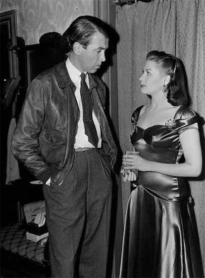 Una joven Yvonne de Carlo conversa con James Stewart en 1948.