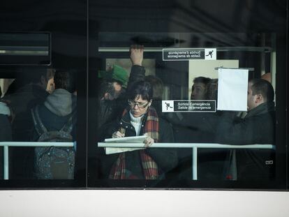 Autobusos plens de gent, aquest dimarts.