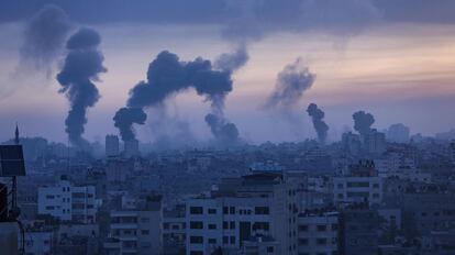 Columnas de humo sobre la ciudad de Gaza.