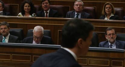 Pedro Sánchez se dirige a la tribuna en el debate de investidura del 1 de marzo.