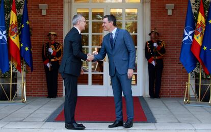 El presidente del Gobierno, Pedro Sánchez, con el secretario general de la OTAN, Jens Stoltenberg, en mayo en La Moncloa.