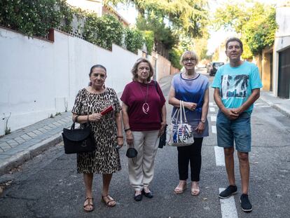 De izquierda a derecha: Isabel Bayonas, Rosa Escudero, Lucía Mora y José Manuel Comas, miembros de la Asociación de Vecinos de El Bosque.