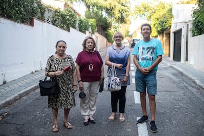 De izquierda a derecha: Isabel Bayonas, Rosa Escudero, Lucía Mora y José Manuel Comas, miembros de la Asociación de Vecinos de El Bosque.