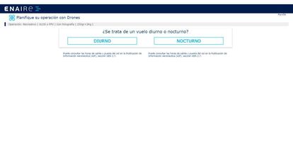 Este mapa interactivo está disponible a través de la página web de Enaire, y ofrece información detallada y en tiempo real sobre los lugares en los que podemos o no volar nuestros drones, dependiendo de su uso. Por esa razón, tras entrar en esta web, lo primero que tendremos que hacer es responder a una serie de preguntas sobre el tipo de vuelo que vamos a realizar.