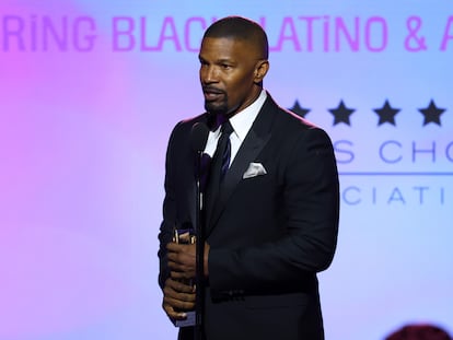 Jaime Foxx recibiendo un premio en The Critics Choice Association's Celebration Of Cinema & Television, que este año celebraba los logros de la comunidad negra, latina y asiática en la industria. Se celebró en el Fairmont Century Plaza, en Los Ángeles (California), el 4 de diciembre de 2023.