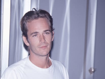 Luke Perry, que interpretó al rebelde Dylan McKay en 'Sensacion de vivir', fotografiado en una fiesta a mediados de los noventa.