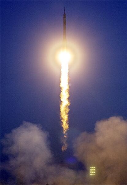 Momento del despegue de la nave <i>Soyuz-TMA 6</i> en el cosmodromo ruso de Baikonur en Kazajstán.