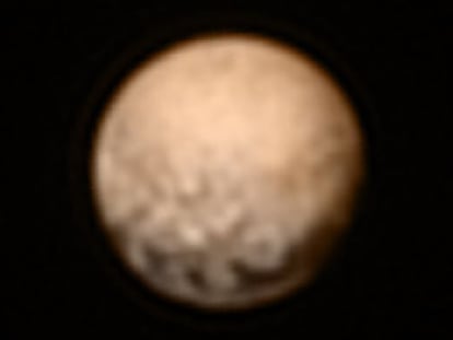 Imagen de Plutón tomada por la sonda 'New Horizons' desde 12,5 millones de kilómetros de distancia