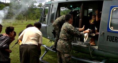 Un helicóptero recoge a los desplazados.