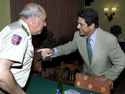 Federico Trillo-Figueroa conversa ayer en Toledo con el jefe del Ejército de Tierra, Luis Alejandre.