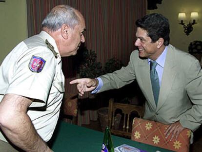 Federico Trillo-Figueroa conversa ayer en Toledo con el jefe del Ejército de Tierra, Luis Alejandre.