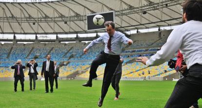 Artur Mas cabecea un balón en el césped del estadio de Maracaná.