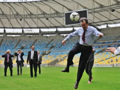 Artur Mas cabecea un balón en el césped del estadio de Maracaná.