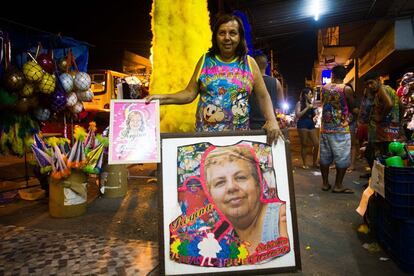 Dona Regina é a mãe de Rodrigo, o líder dos Cobra, e todo ano transforma sua papelaria em uma loja de artigos para bate-bolas. Ela é uma das organizadoras dos concursos extra-oficiais de bate-bolas e quem escolheu o cheiro desse ano dos Cobra: essência de melância.