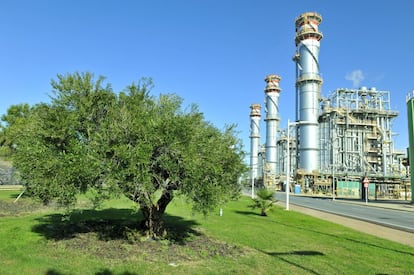 El gas natural empieza a utilizarse, en 2002, en las plantas de producción eléctrica de ciclos combinados como sustituto del carbón y el petróleo como la de Palos de la Frontera Huelva (en la imagen).