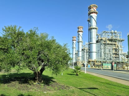 El gas natural empieza a utilizarse, en 2002, en las plantas de producción eléctrica de ciclos combinados como sustituto del carbón y el petróleo como la de Palos de la Frontera Huelva (en la imagen).