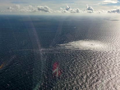 Imagen facilitada por el Ejército danés en la que se aprecia el lugar de la fuga del gasoducto Nord Stream 2 al sureste de la isla danesa de Bornholm, en el mar Báltico.