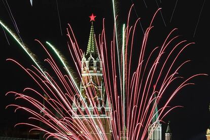 Queima de fogos de artifício no Kremlin, em Moscou.