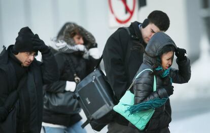 Desde Wisconsin a Dakota del Norte los estadounidenses amanecieron  envueltos por un frente ártico con temperaturas que, ayudadas por el viento, se sitúan cerca de los 45 grados centígrados bajo cero. En la imagen, unas personas caminan por una calle de Chicago (EE UU). 