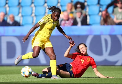 La jugdora española Irene Paredes cae al suelo durante una jugada con la sudafricana Ode Fulutudilu.