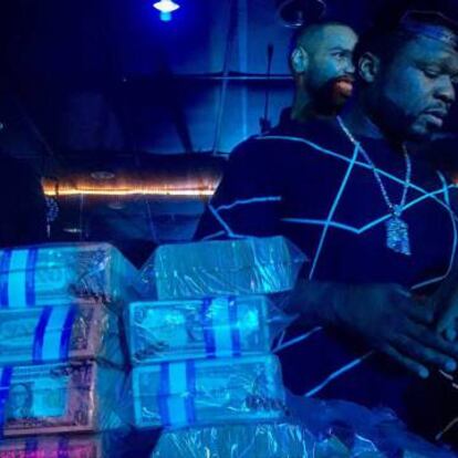 50 Cent, con paquetes de billetes.