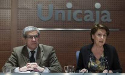 El presidente de Unicaja Banco, Braulio Medel (i), y la vicepresidenta del Banco Europeo de Inversiones (BEI), Magdalena Álvarez (d), tras firmar hoy, jueves 10 de enero de 2013 en Málaga, un nuevo convenio por el que destinarán 400 millones de euros a la financiación de proyectos de inversión y capital circulante de pequeñas y medianas empresas (pymes) y compañías de mediana capitalización con hasta 3.000 empleados.