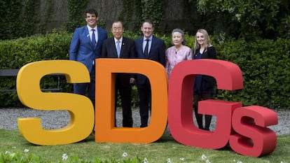 El secretario general Ban Ki-moon posa junto representantes pol&iacute;ticos irlandeses tras una reuni&oacute;n sobre Objetivos de Desarrollo Sostenible.