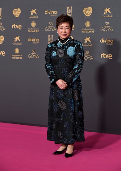 Yeju Ji, nominada a mejor actriz revelación por 'Chinas', con un vestido con bordados en azul. 