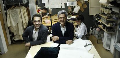 Nicolás Marinero, junto a su padre, Miguel, en el taller.
