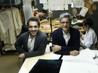 Nicolás Marinero, junto a su padre, Miguel, en el taller.